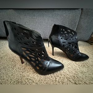 NWOT Nine West: Black leather bootie